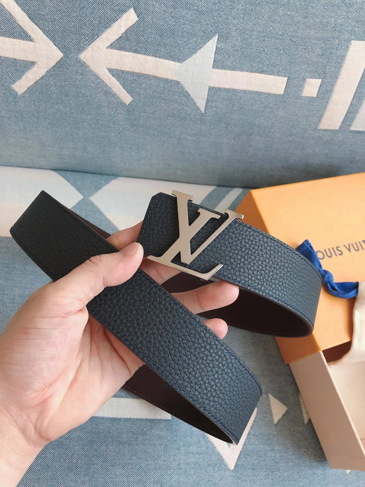 Louis Vuitton Cinto de couro com fivela oversized de monograma texturizado pebble em azul e prata 3