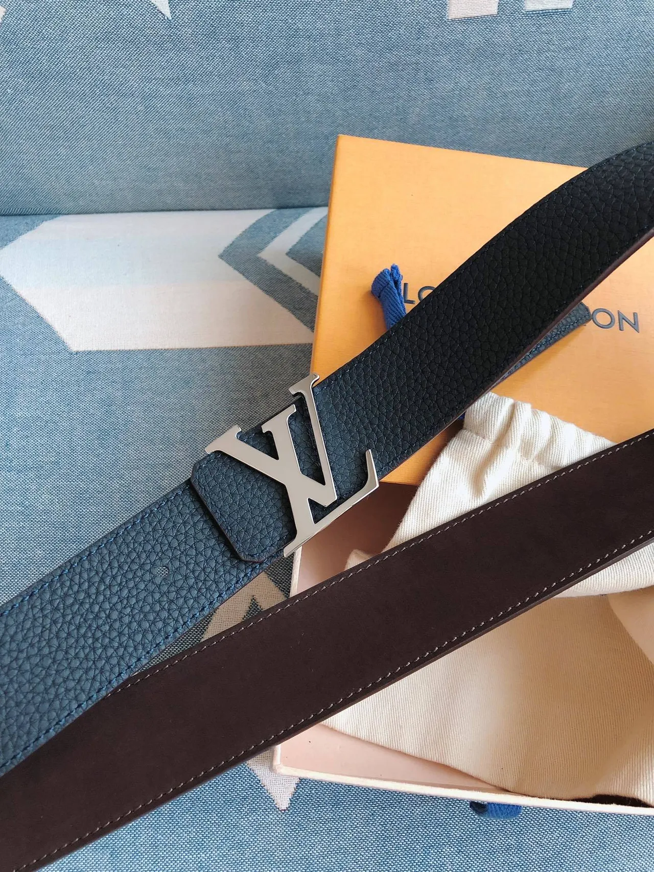 Louis Vuitton Cinto de couro com fivela oversized de monograma texturizado pebble em azul e prata 4