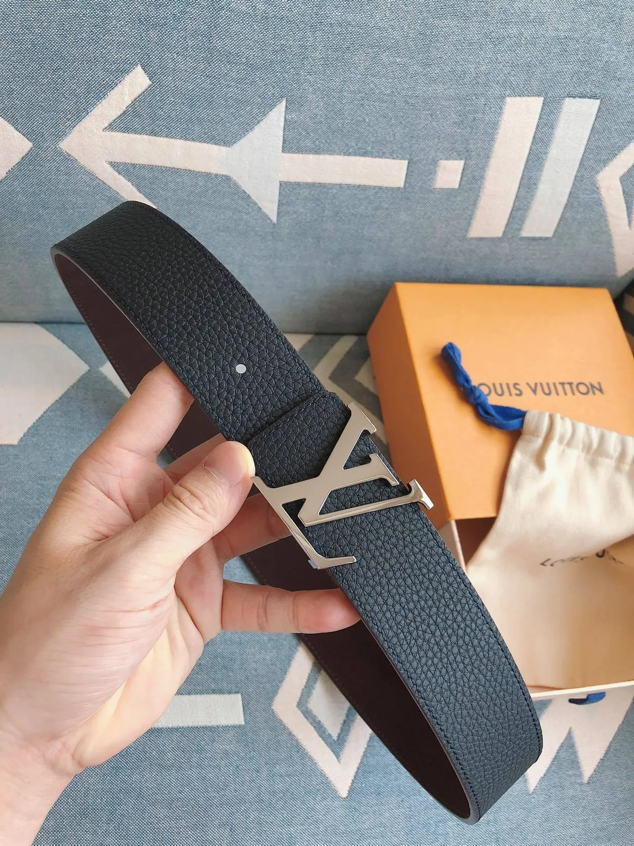 Louis Vuitton Cinto de couro com fivela oversized de monograma texturizado pebble em azul e prata 5