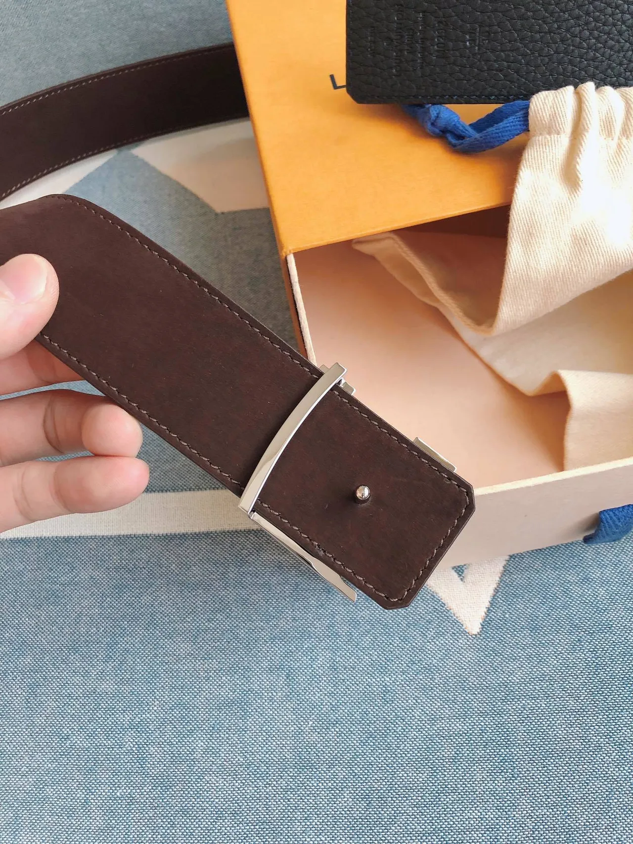 Louis Vuitton Cinto de couro com fivela oversized de monograma texturizado pebble em azul e prata 6