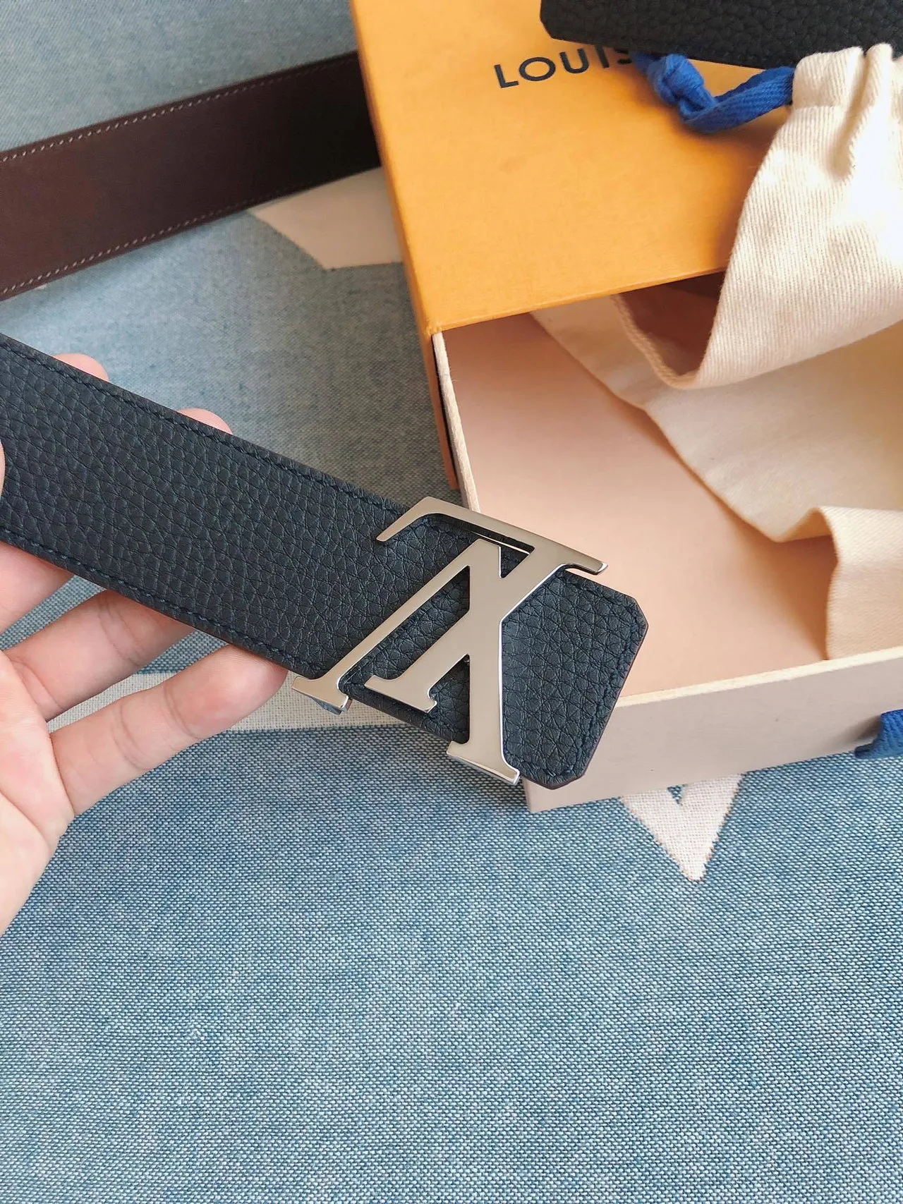 Louis Vuitton Cinto de couro com fivela oversized de monograma texturizado pebble em azul e prata 7