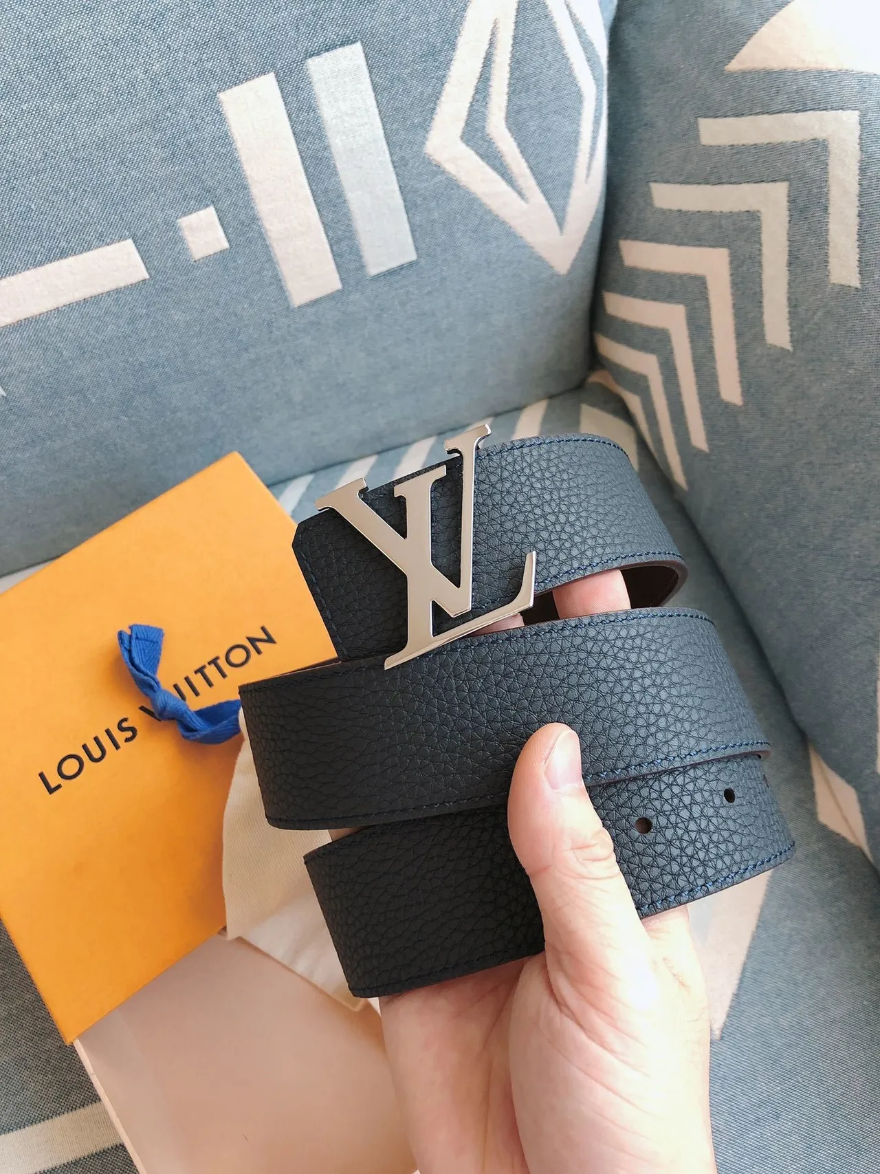 Louis Vuitton Cinto de couro com fivela oversized de monograma texturizado pebble em azul e prata 8