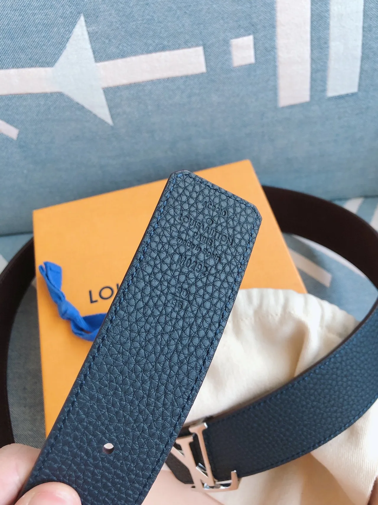Louis Vuitton Cinto de couro com fivela oversized de monograma texturizado pebble em azul e prata 9
