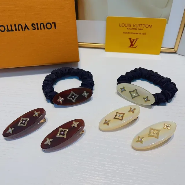 Boucles d'oreilles Louis Vuitton Marron Beige Ovales en Résine Motif Monogram 2