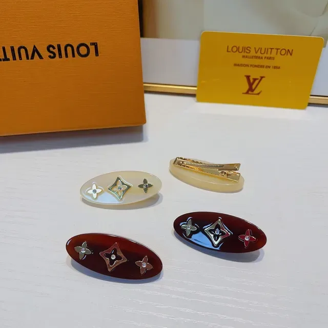 Boucles d'oreilles Louis Vuitton Marron Beige Ovales en Résine Motif Monogram 3