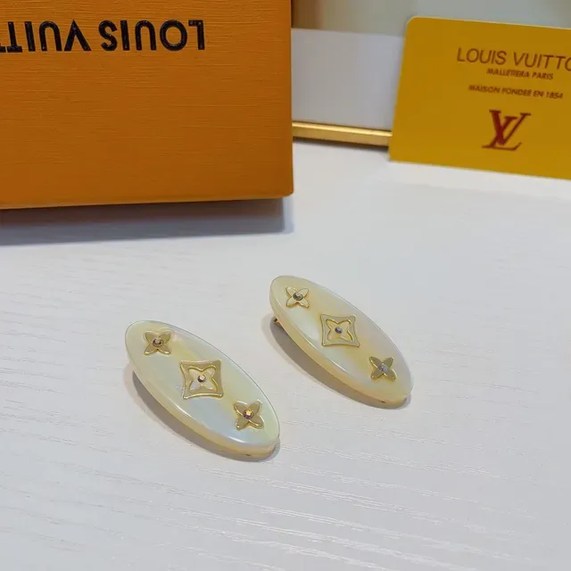 Boucles d'oreilles Louis Vuitton Marron Beige Ovales en Résine Motif Monogram 5