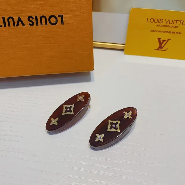 Boucles d'oreilles Louis Vuitton Marron Beige Ovales en Résine Motif Monogram 7