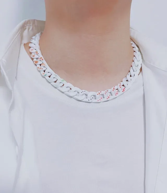 Louis Vuitton Curb Chain White Multicolor Chunky Glossy Resin-Like Material Necklace 4