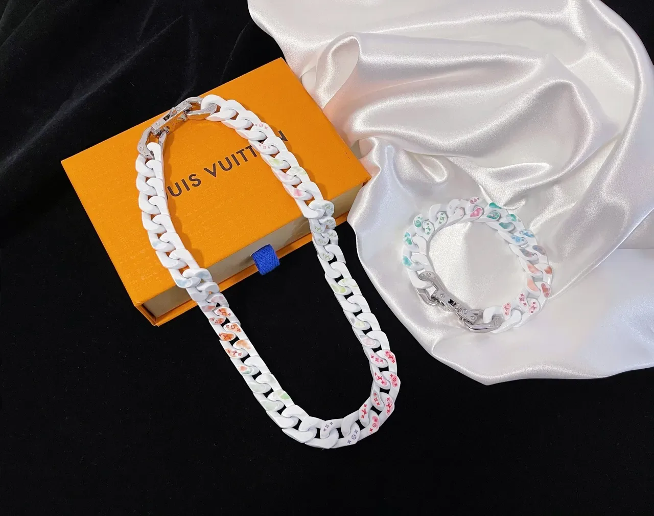 Louis Vuitton Curb Chain White Multicolor Chunky Glossy Resin-Like Material Necklace 9