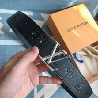 Louis Vuitton एम्बॉस्ड मोनोग्राम काला चमड़े का बेल्ट