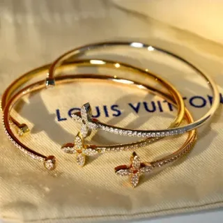 Louis Vuitton نقشة زهرة بيفيه الماس لون ذهبي سوار