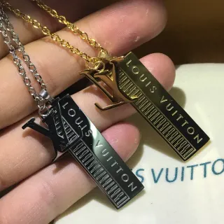 Louis Vuitton collier pendentif barre rectangulaire en or argent gravé branding