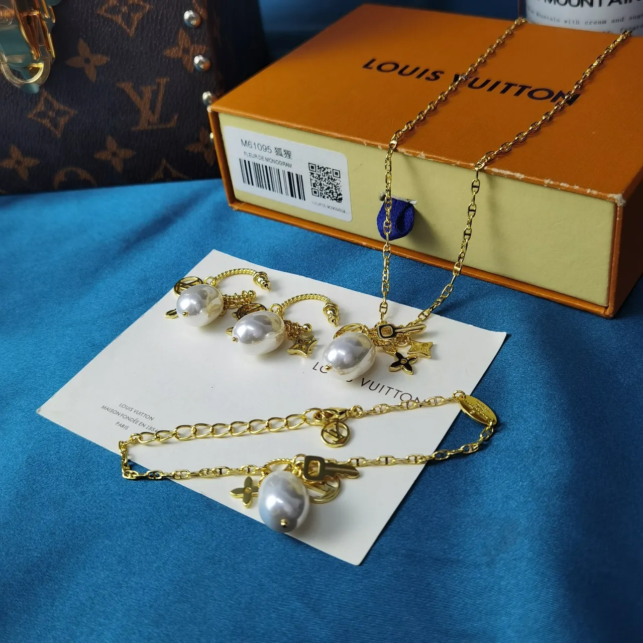Louis Vuitton Gold White Rope Chain Baroque Pearl Pendant Necklace 9