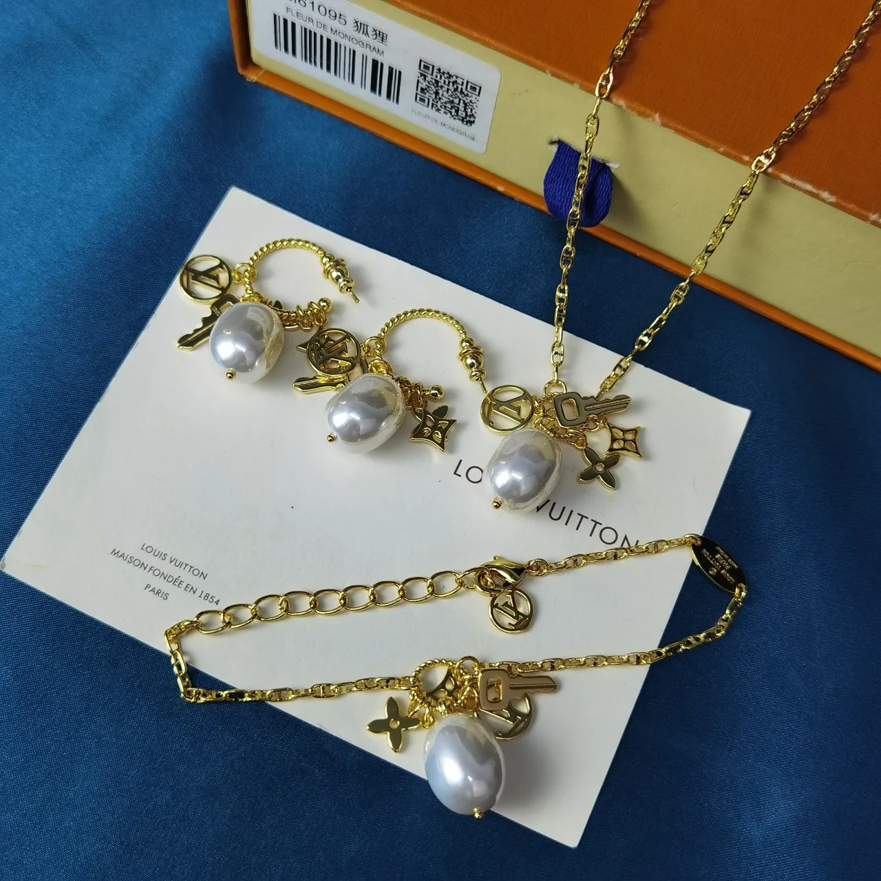 Louis Vuitton Gold White Rope Chain Baroque Pearl Pendant Necklace 3
