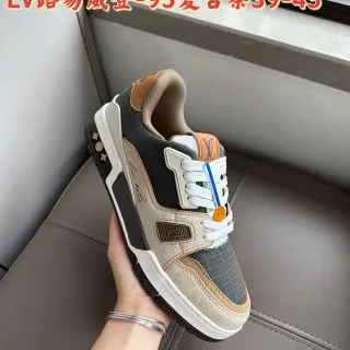 Louis Vuitton Zapatillas lifestyle gris beige en capas material mixto superior esculpido suela media blanca