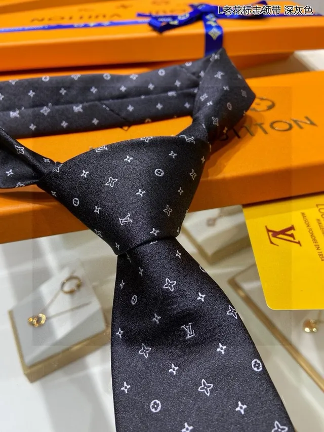 Louis Vuitton رمادي وأبيض Monogram-Print Silk-Weave Necktie 8