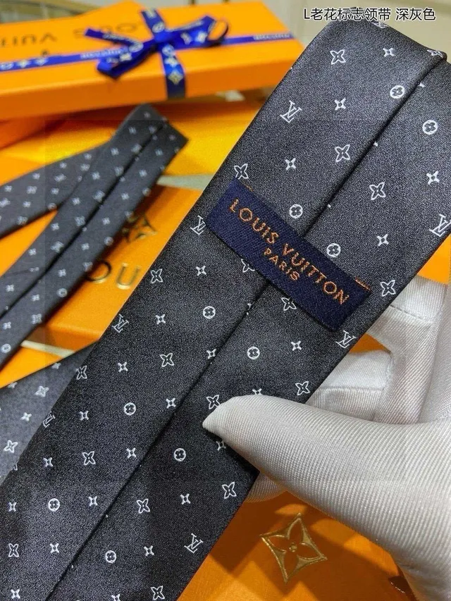 Louis Vuitton رمادي وأبيض Monogram-Print Silk-Weave Necktie 9