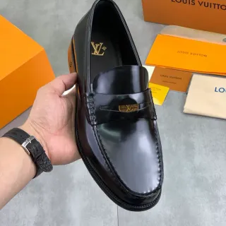 Louis Vuitton 乐福鞋 黑色 金色 抛光皮革 金属 LV 扣带 乐福鞋
