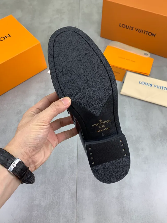 Louis Vuitton لافر أسود ذهبي جلد مصقول معدني LV مشبك حزام لافر 2