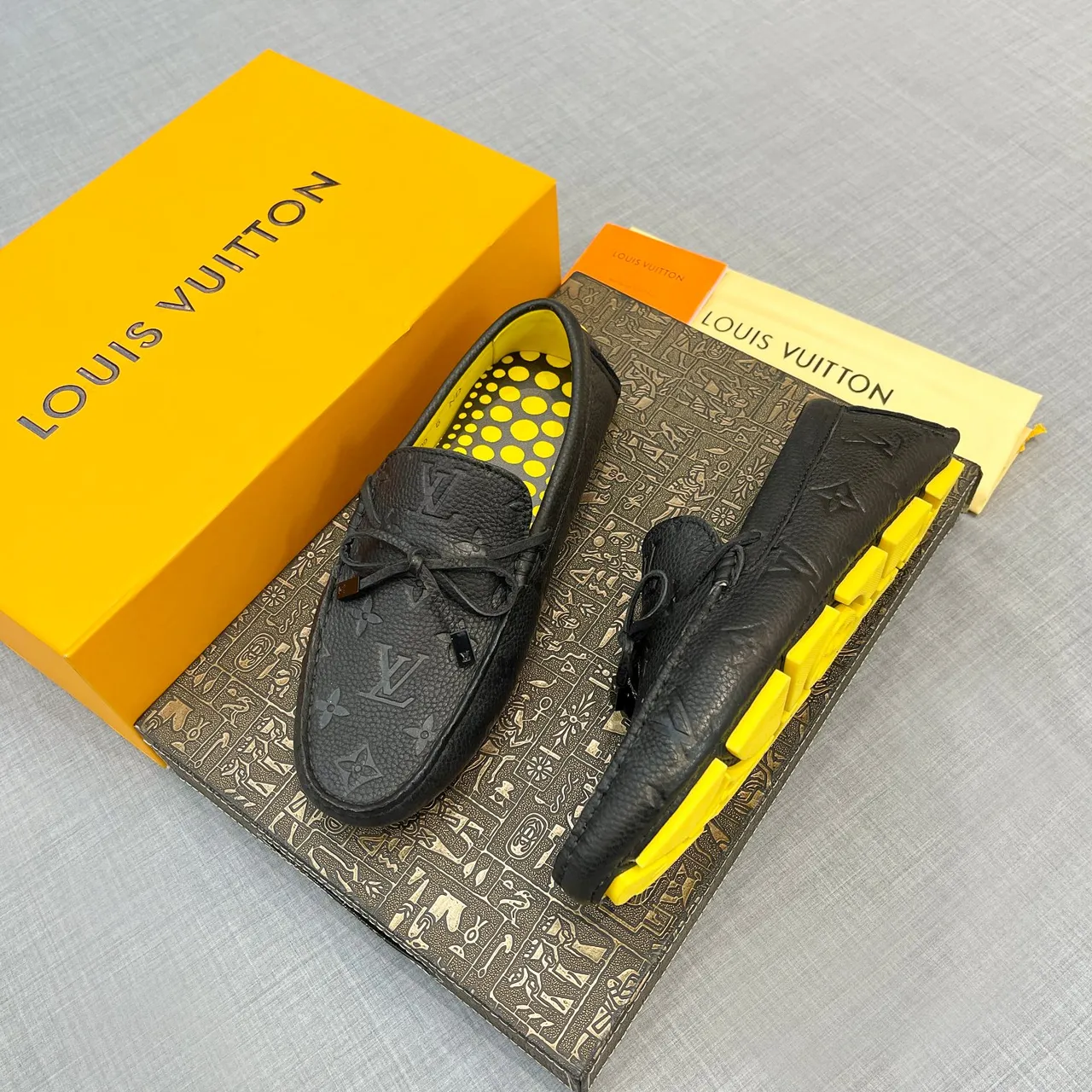 Louis Vuitton mocassim preto amarelo Monogram-Embossed couro laço decorativo mocassim 2
