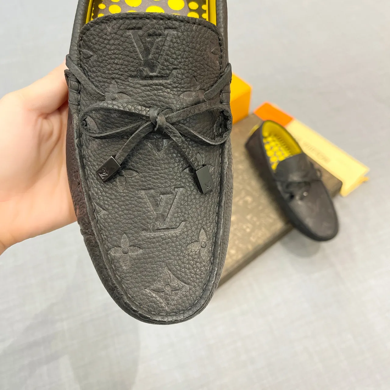 Louis Vuitton mocassim preto amarelo Monogram-Embossed couro laço decorativo mocassim 3