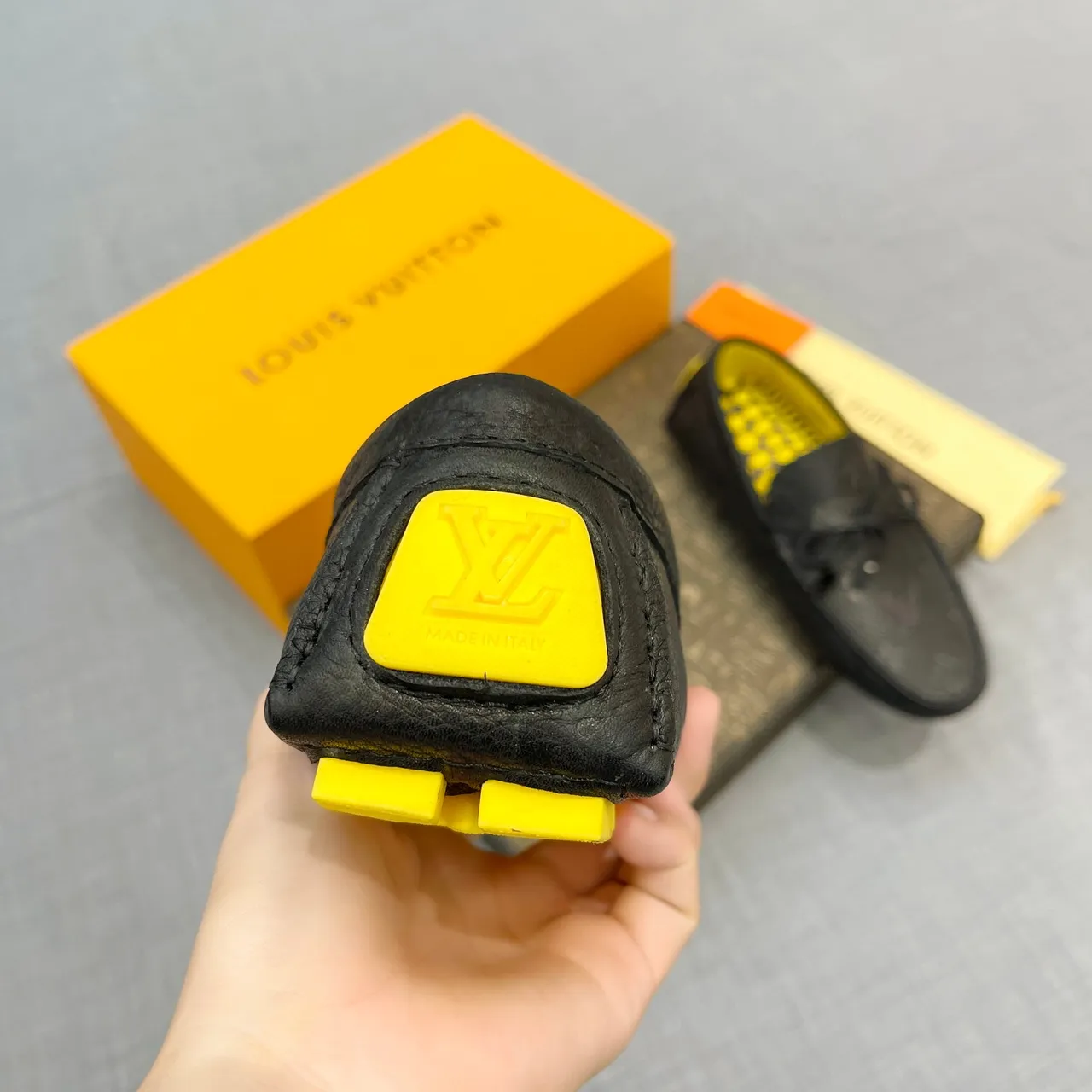 Louis Vuitton mocassim preto amarelo Monogram-Embossed couro laço decorativo mocassim 4