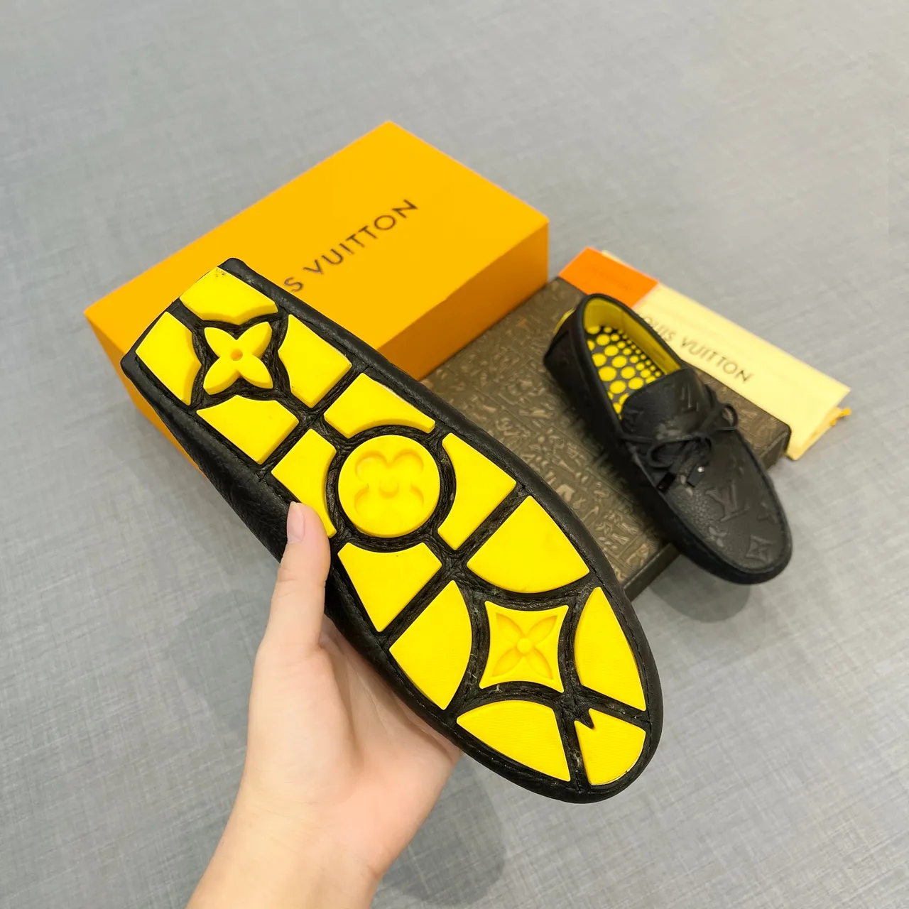 Louis Vuitton mocassim preto amarelo Monogram-Embossed couro laço decorativo mocassim 5