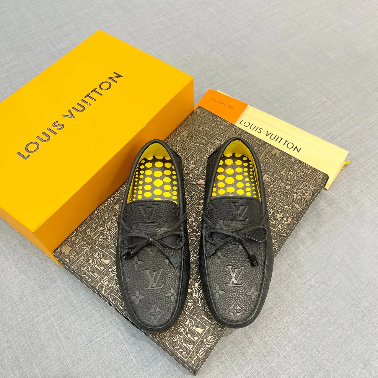 Louis Vuitton mocassim preto amarelo Monogram-Embossed couro laço decorativo mocassim 6