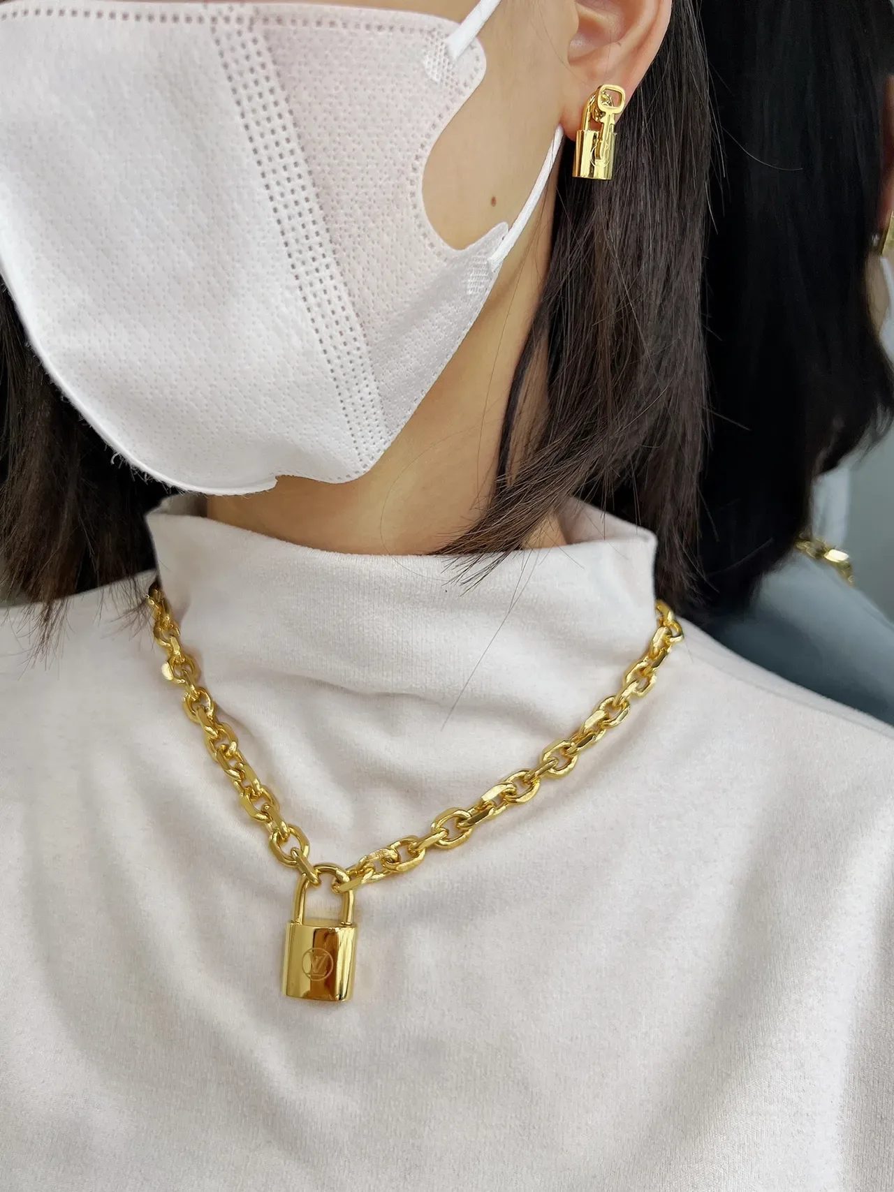 Louis Vuitton LV Edge Cadenas Gold-Tone Chain Necklace 2