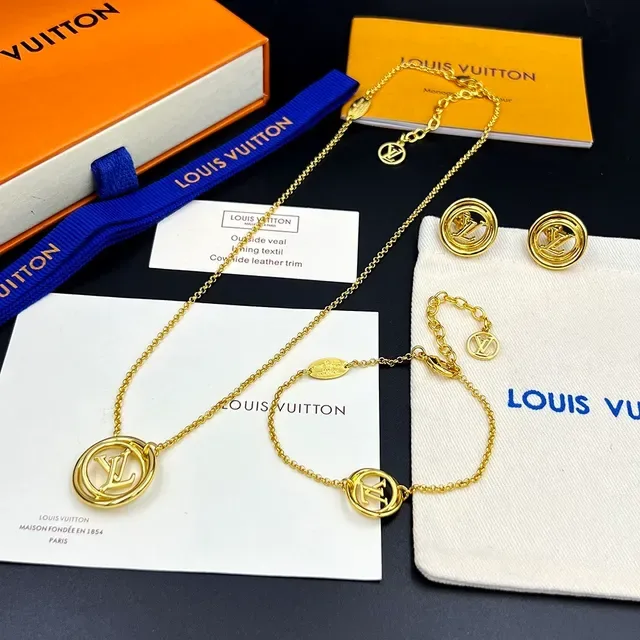 سوارة Louis Vuitton LV Stellar Gold-Tone LV Circle Medallion 9