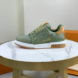 লুই ভিটন LV Trainer আর্মি গ্রীন বেইজ মোনোগ্রাম-প্রিন্টেড উপরের লেয়ার্ড সিন্থেটিক ওভারলে লাইফস্টাইল স্নিকার
