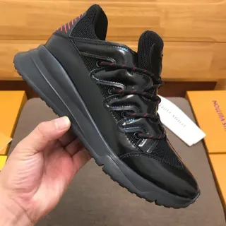 Louis Vuitton LV Trainer Preto Vermelho Couro Patentado Brilhante Painel de Malha Tênis com Sola Grossa