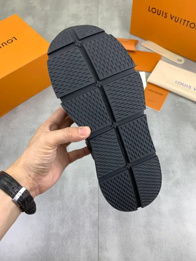 Louis Vuitton LV Trainer أحذية رياضية أسلوب حياة أسود فضية منقوشة مونوغرام جلد لمسات معدنية 4