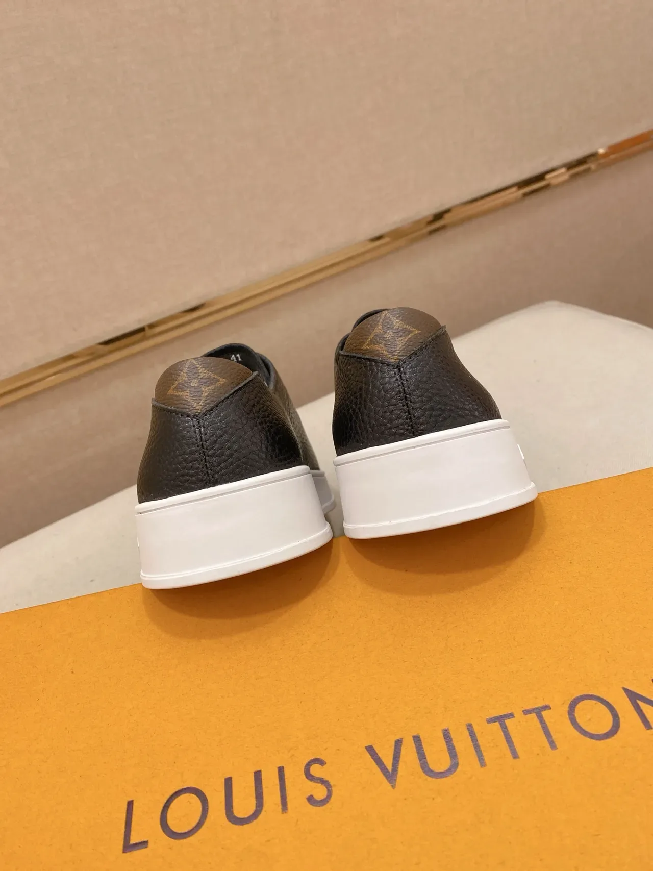 Louis Vuitton LV Trainer Noir Blanc Cuir Texturé Partie Supérieure Semelle Plateforme Épaisse Sneakers Lifestyle 4