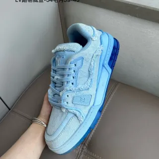 Louis Vuitton LV Trainer Tênis Lifestyle Azul com Parte Superior Texturizada em Denim, Detalhe de Borda Desfiada