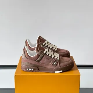 Louis Vuitton LV Trainer Marrón Blanco Capas Suede-Canvas Superior Etiqueta Tacón Monogramada Sneakers Lifestyle