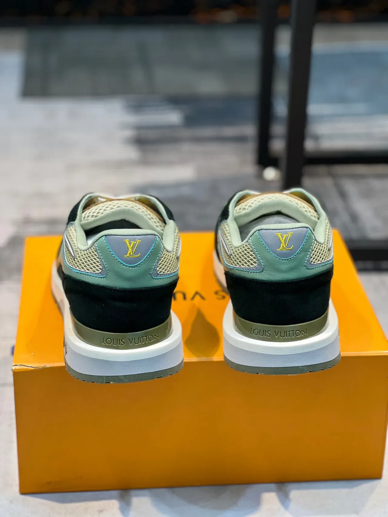 Louis Vuitton LV Trainer Vert Beige Multi-Material Maille et Daim Panneaux Chaussures Lifestyle 3
