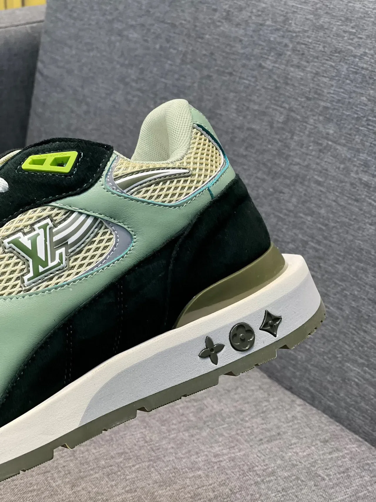 Louis Vuitton LV Trainer Vert Beige Multi-Material Maille et Daim Panneaux Chaussures Lifestyle 8