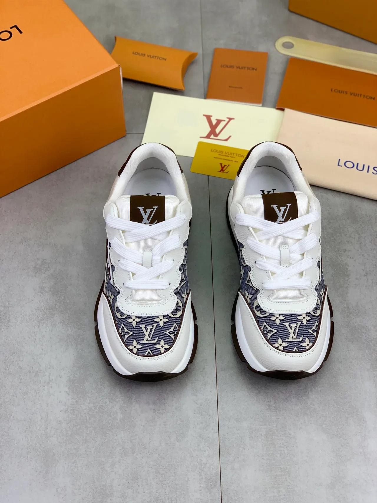 লুইস ভিটন LV Trainer নেভি বেইজ মনোগ্রাম ক্যানভাস লেদার অ্যাকসেন্ট লাইফস্টাইল স্নিকার 3