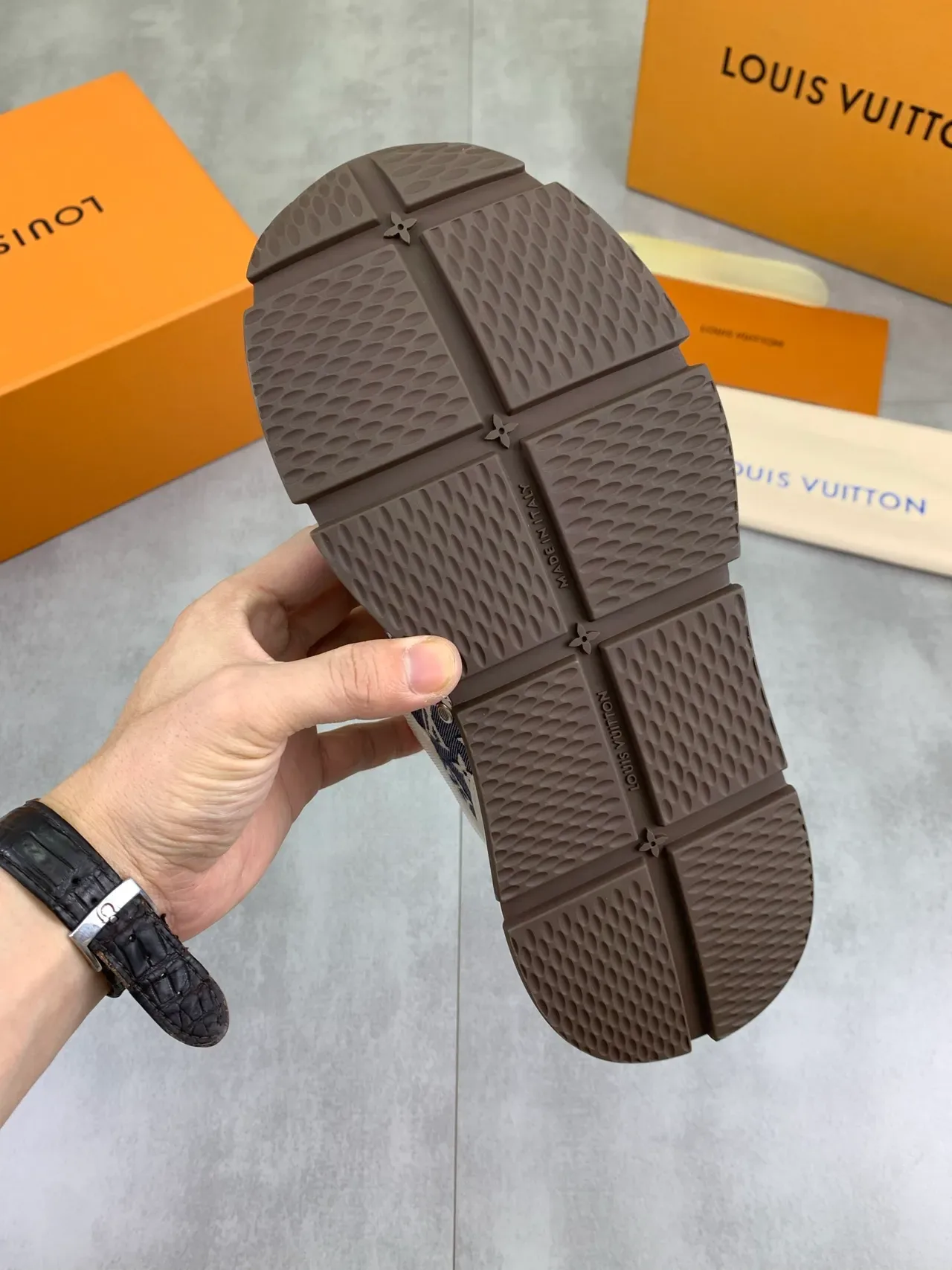 লুইস ভিটন LV Trainer নেভি বেইজ মনোগ্রাম ক্যানভাস লেদার অ্যাকসেন্ট লাইফস্টাইল স্নিকার 4