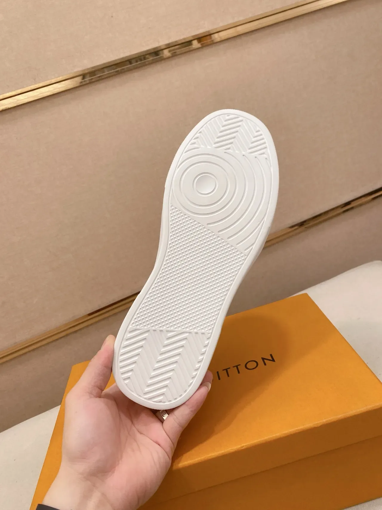 লুই ভিত্তন LV Trainer সাদা বেইজ লো-টপ মোনোগ্রামড ক্যানভাস লাইফস্টাইল স্নিকার্স 2