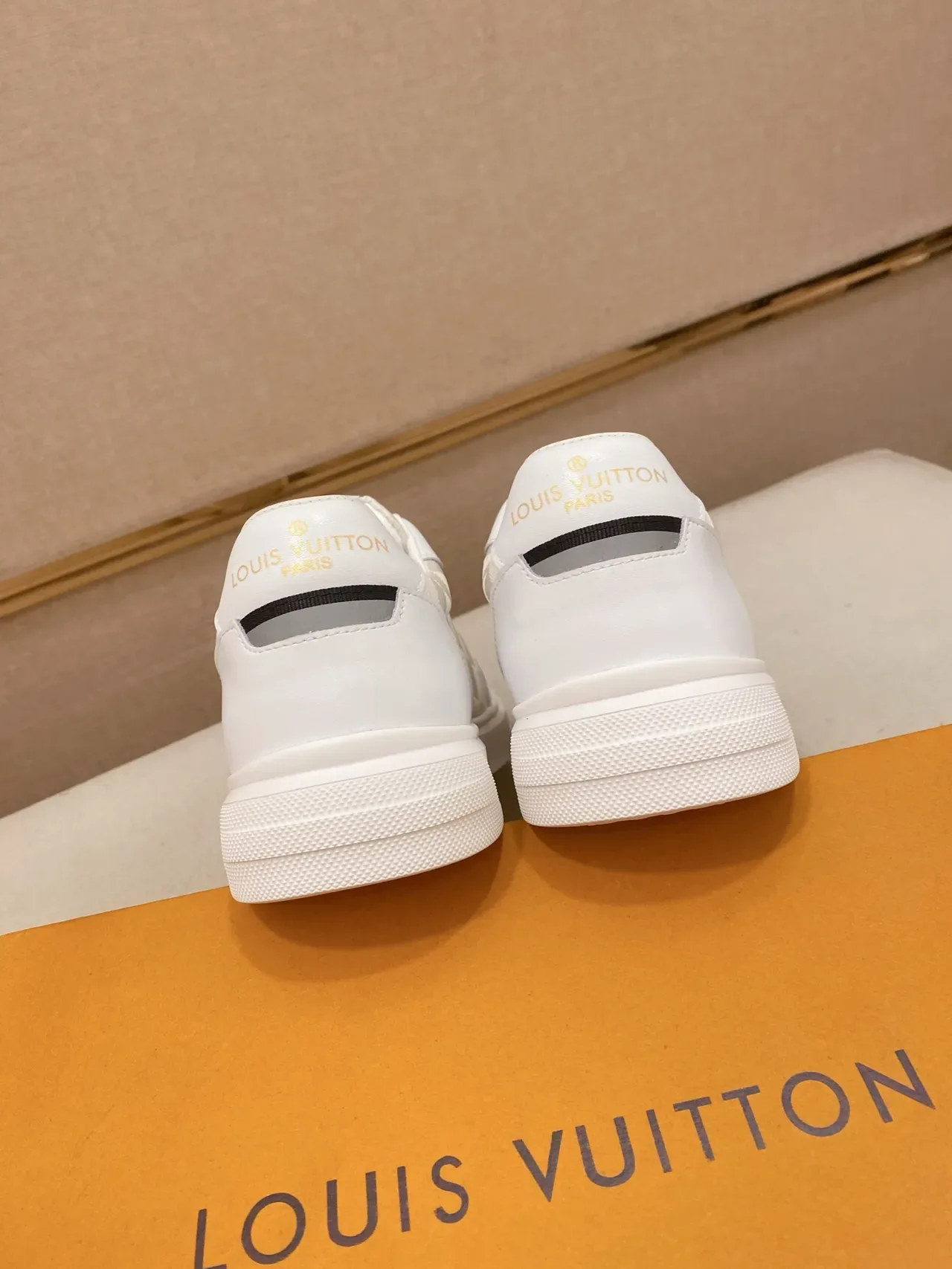 লুই ভিত্তন LV Trainer সাদা বেইজ লো-টপ মোনোগ্রামড ক্যানভাস লাইফস্টাইল স্নিকার্স 3