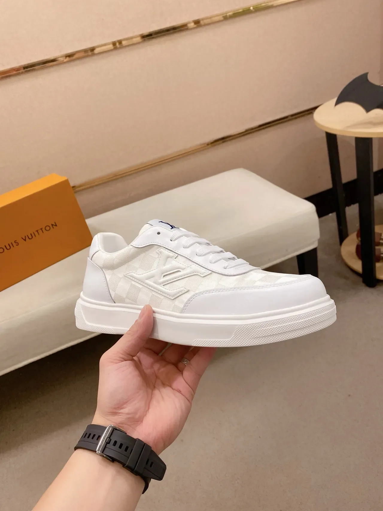 লুই ভিত্তন LV Trainer সাদা বেইজ লো-টপ মোনোগ্রামড ক্যানভাস লাইফস্টাইল স্নিকার্স 4