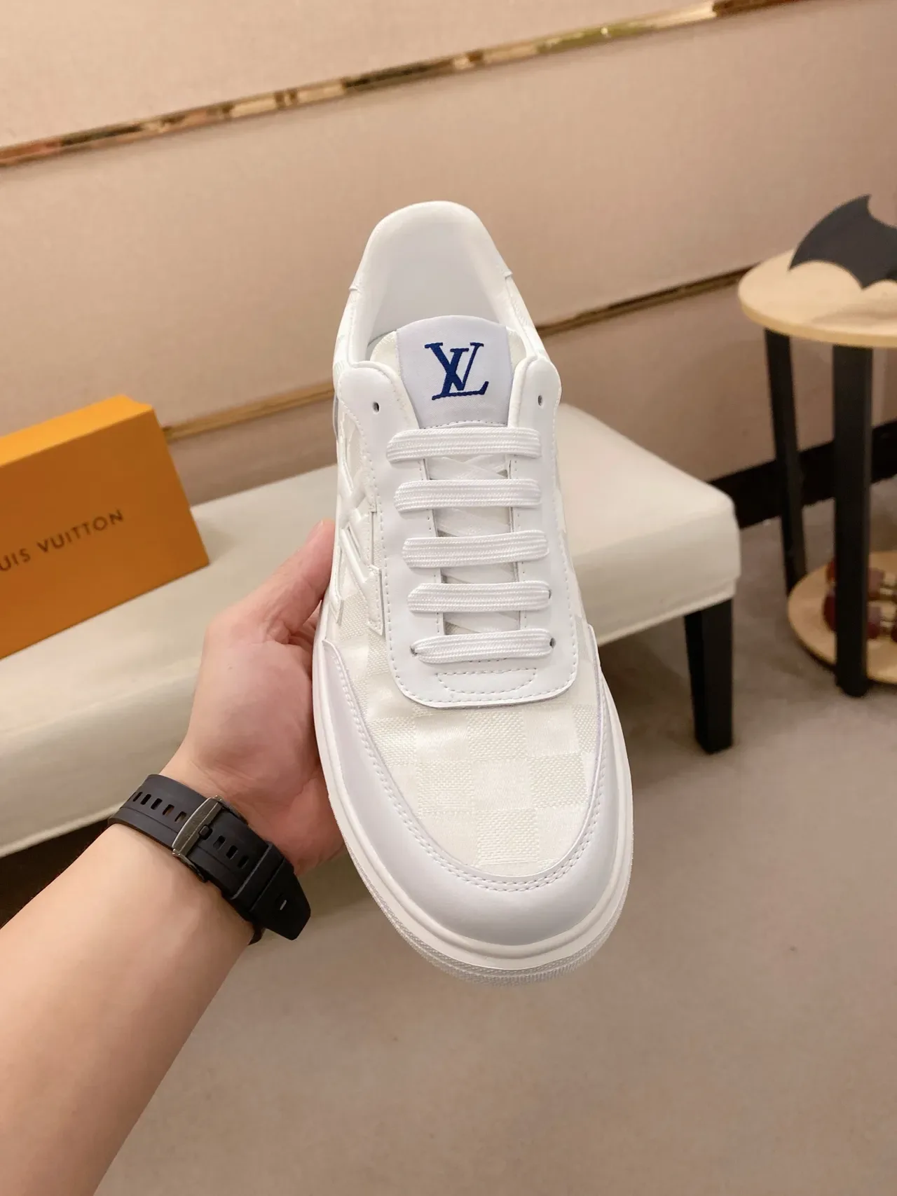 লুই ভিত্তন LV Trainer সাদা বেইজ লো-টপ মোনোগ্রামড ক্যানভাস লাইফস্টাইল স্নিকার্স 5