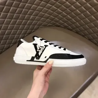 Zapatillas lifestyle Louis Vuitton LV Trainer blanco negro low-top con acentos de monograma
