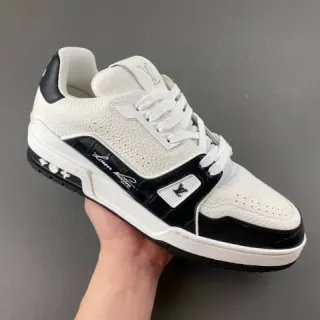 Louis Vuitton LV Trainer zapatillas lifestyle blancas y negras de cuero texturizado con panel embossado de cocodrilo
