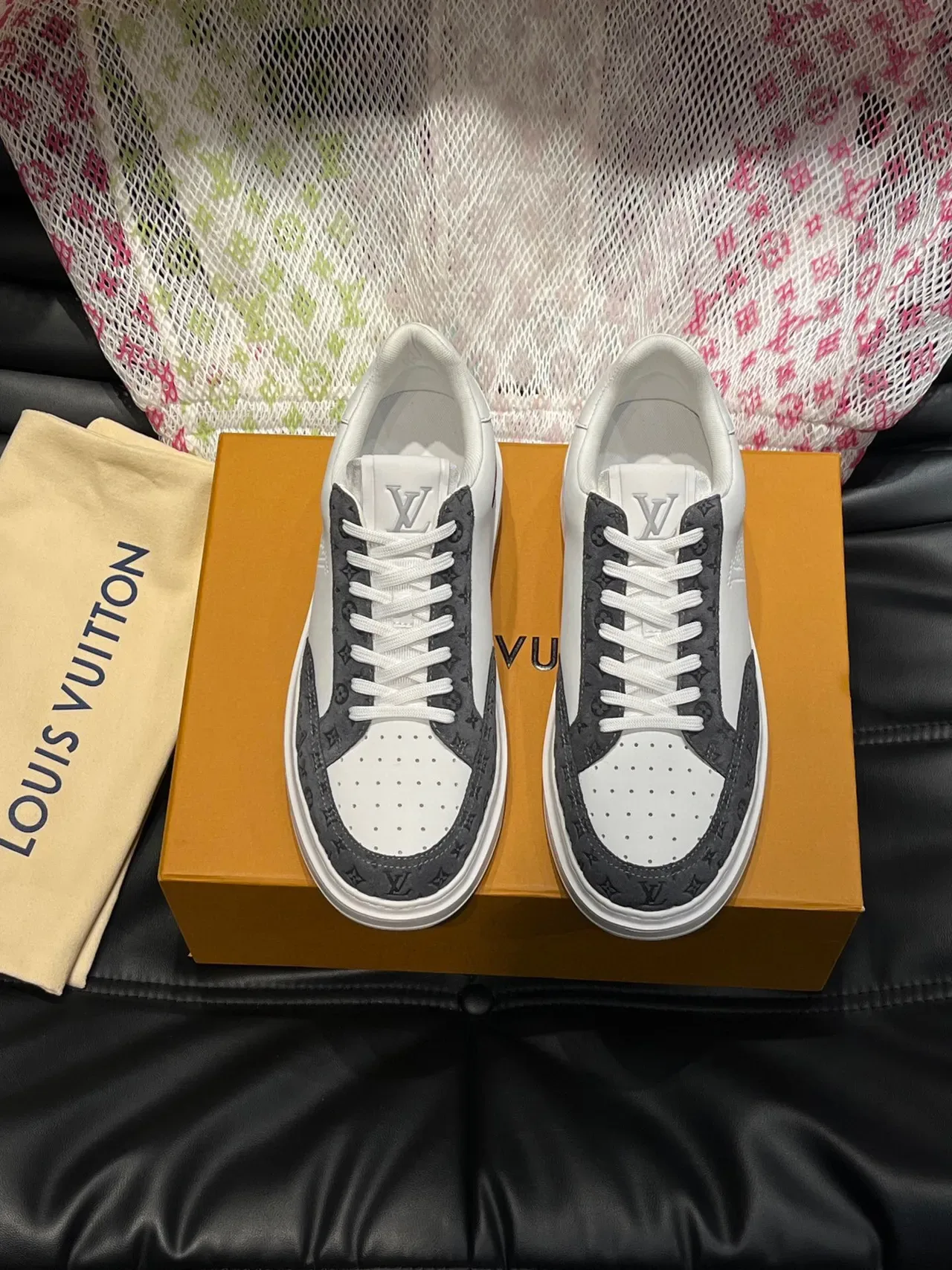 Louis Vuitton LV Trainer Branco Preto Painéis Monogram Perfurados Sola Plataforma Grossa Tênis Lifestyle 2