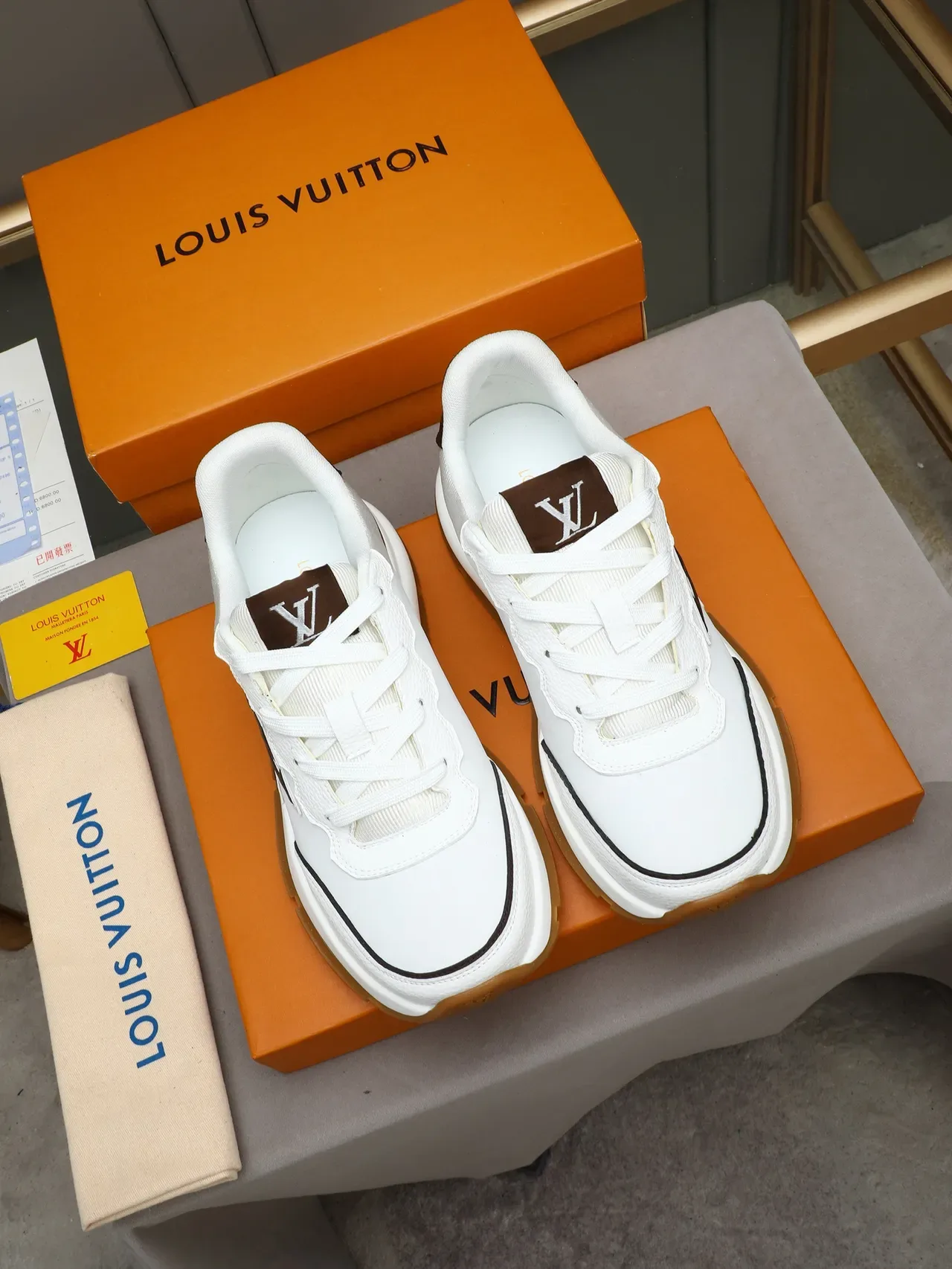 Louis Vuitton LV Trainer সাদা বাদামী মোনোগ্রাম সাইড প্যানেল ওয়েভি কলার ট্রিম লাইফস্টাইল স্নিকার 3