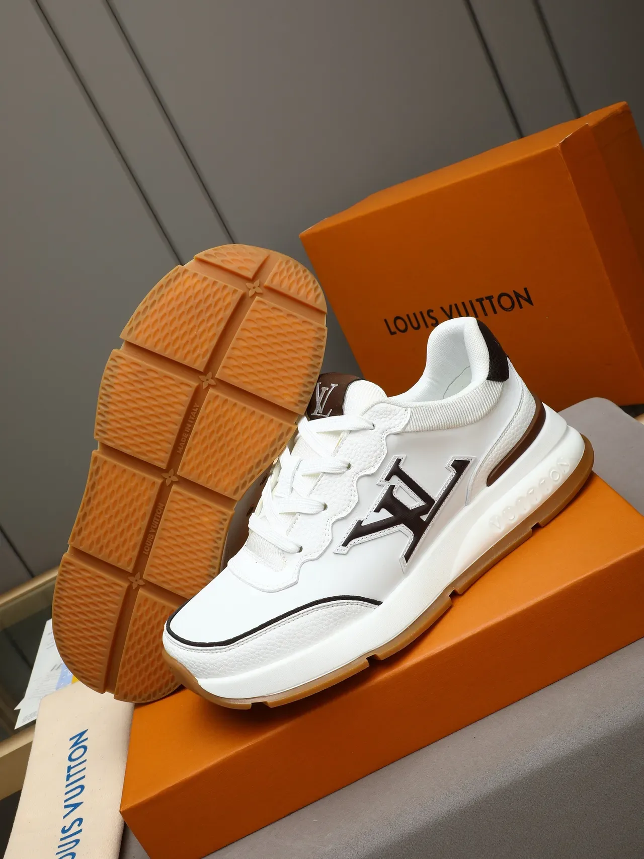 Louis Vuitton LV Trainer সাদা বাদামী মোনোগ্রাম সাইড প্যানেল ওয়েভি কলার ট্রিম লাইফস্টাইল স্নিকার 5