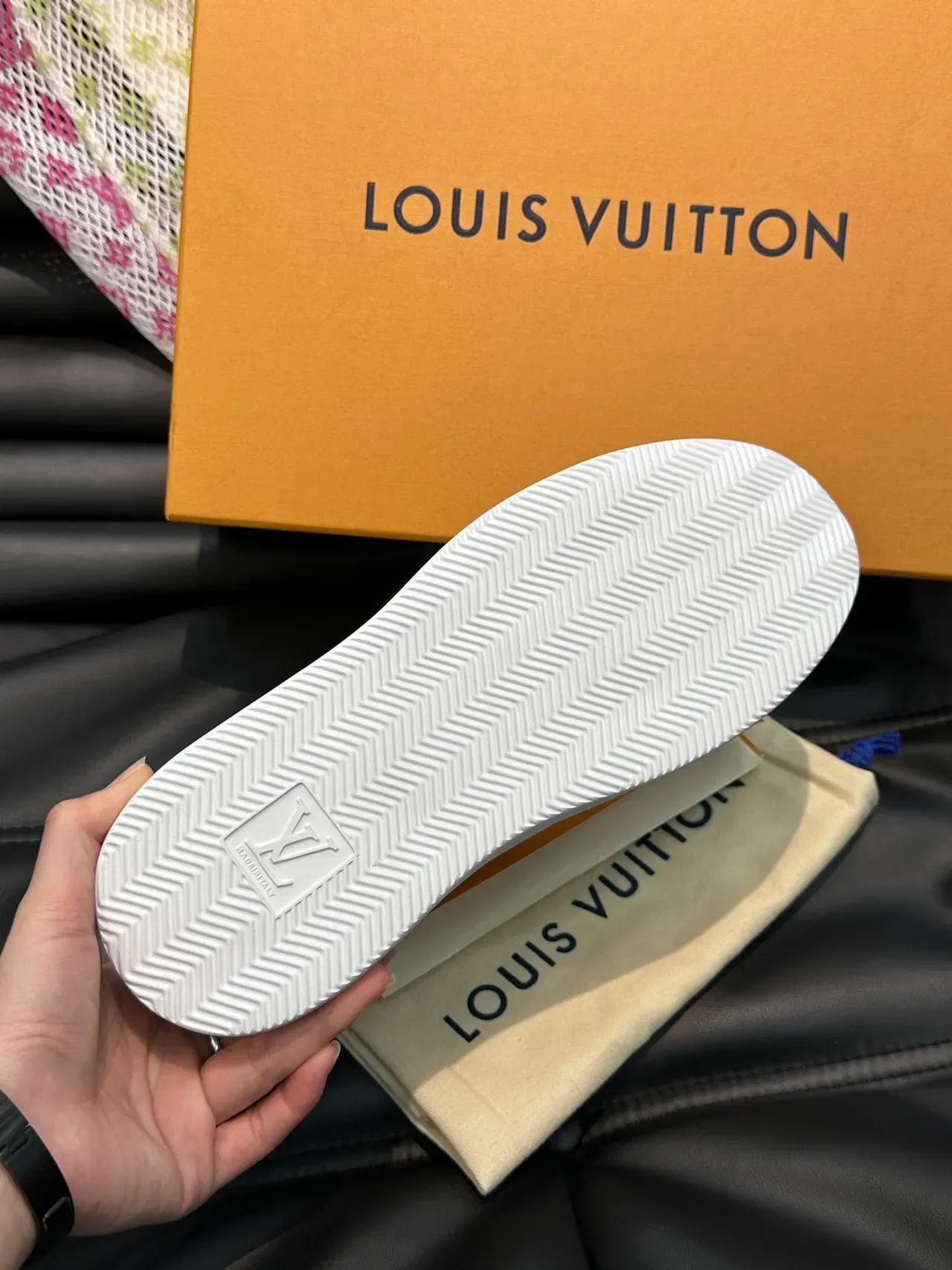 Louis Vuitton LV Trainer Tênis Brancos Verdes de Couro Low-Top Bordados Florais Monograma Estilo de Vida 2